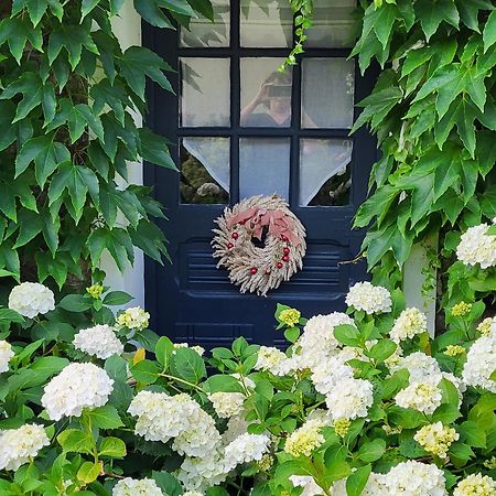 Les Glycines Bed & Breakfast Ury Екстериор снимка