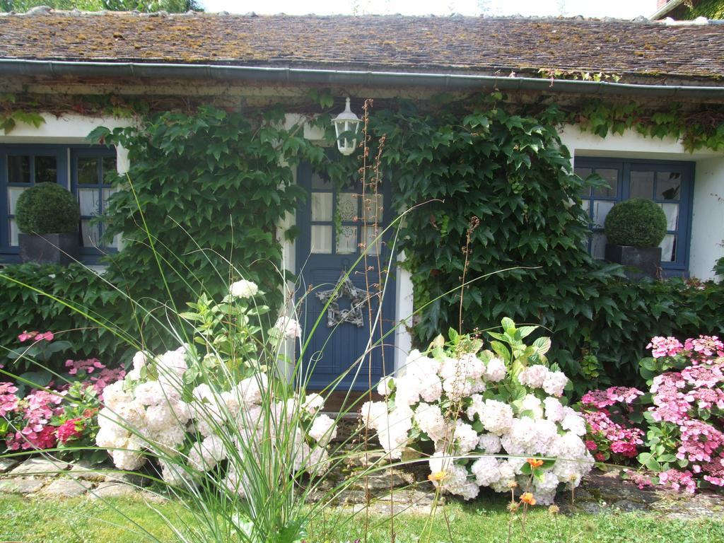 Les Glycines Bed & Breakfast Ury Екстериор снимка