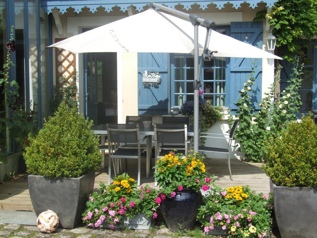 Les Glycines Bed & Breakfast Ury Екстериор снимка