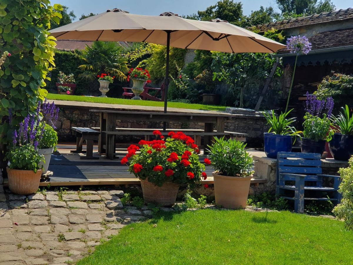 Les Glycines Bed & Breakfast Ury Екстериор снимка