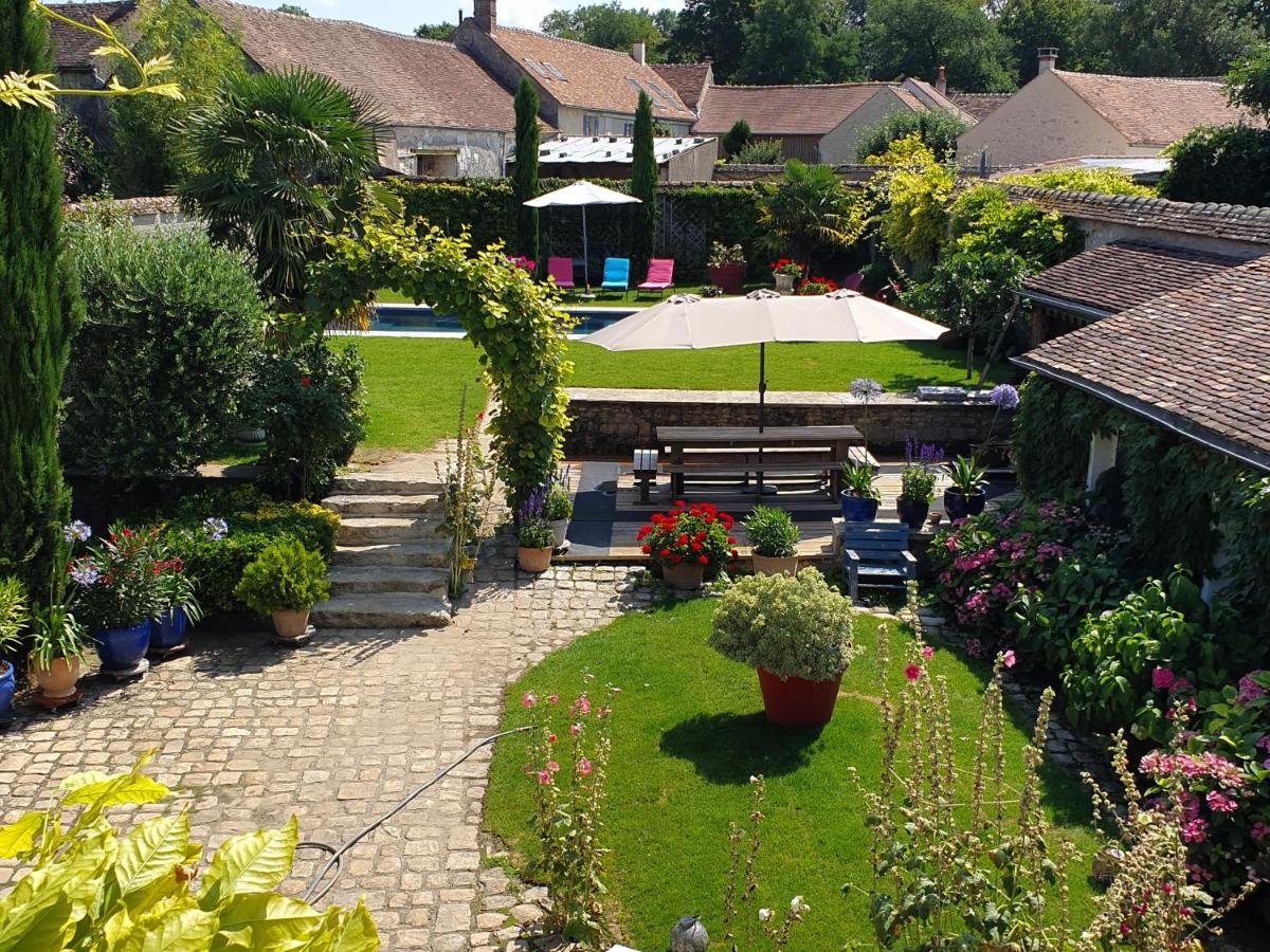 Les Glycines Bed & Breakfast Ury Екстериор снимка
