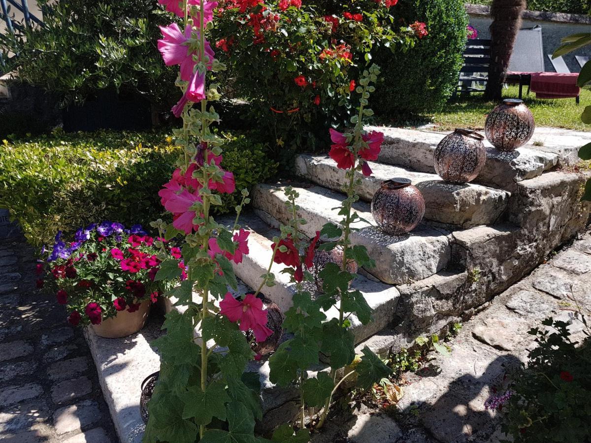 Les Glycines Bed & Breakfast Ury Екстериор снимка