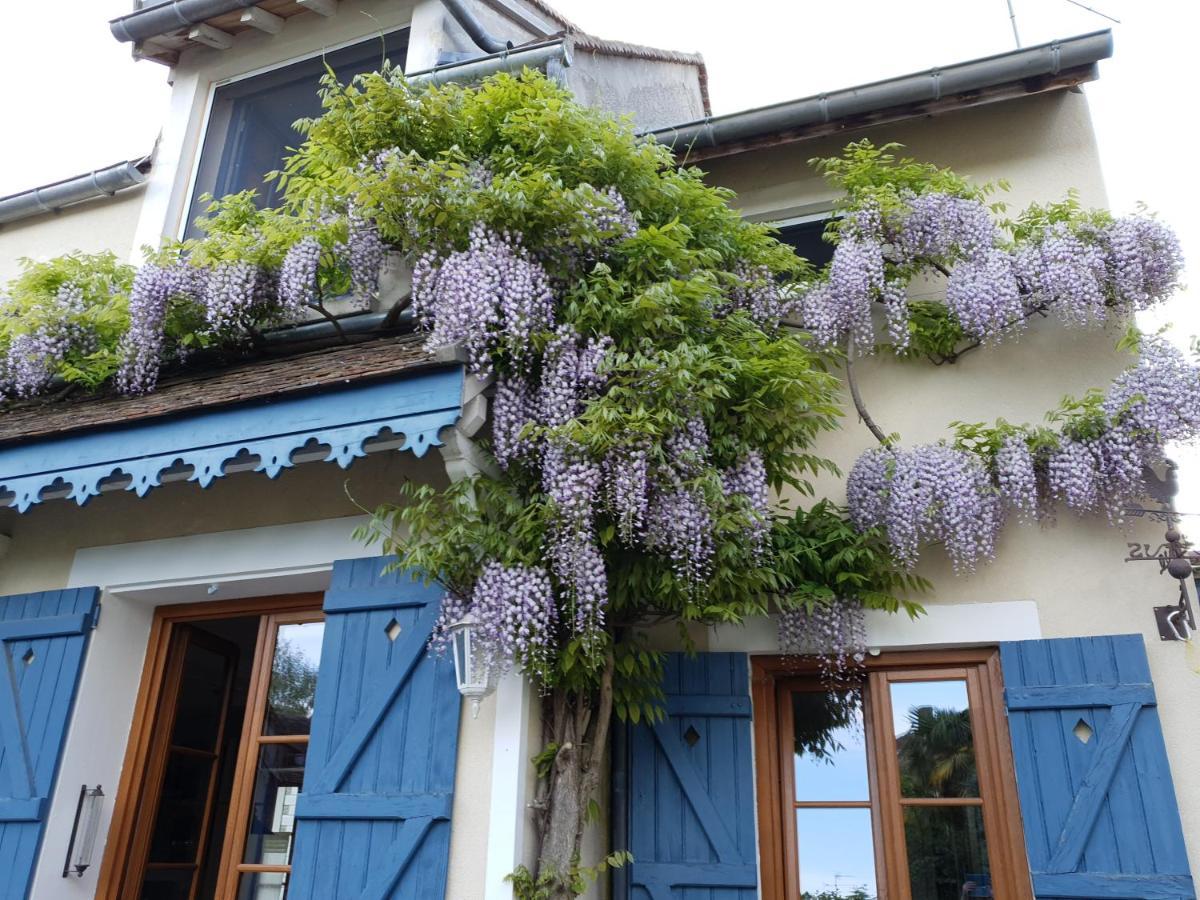 Les Glycines Bed & Breakfast Ury Екстериор снимка
