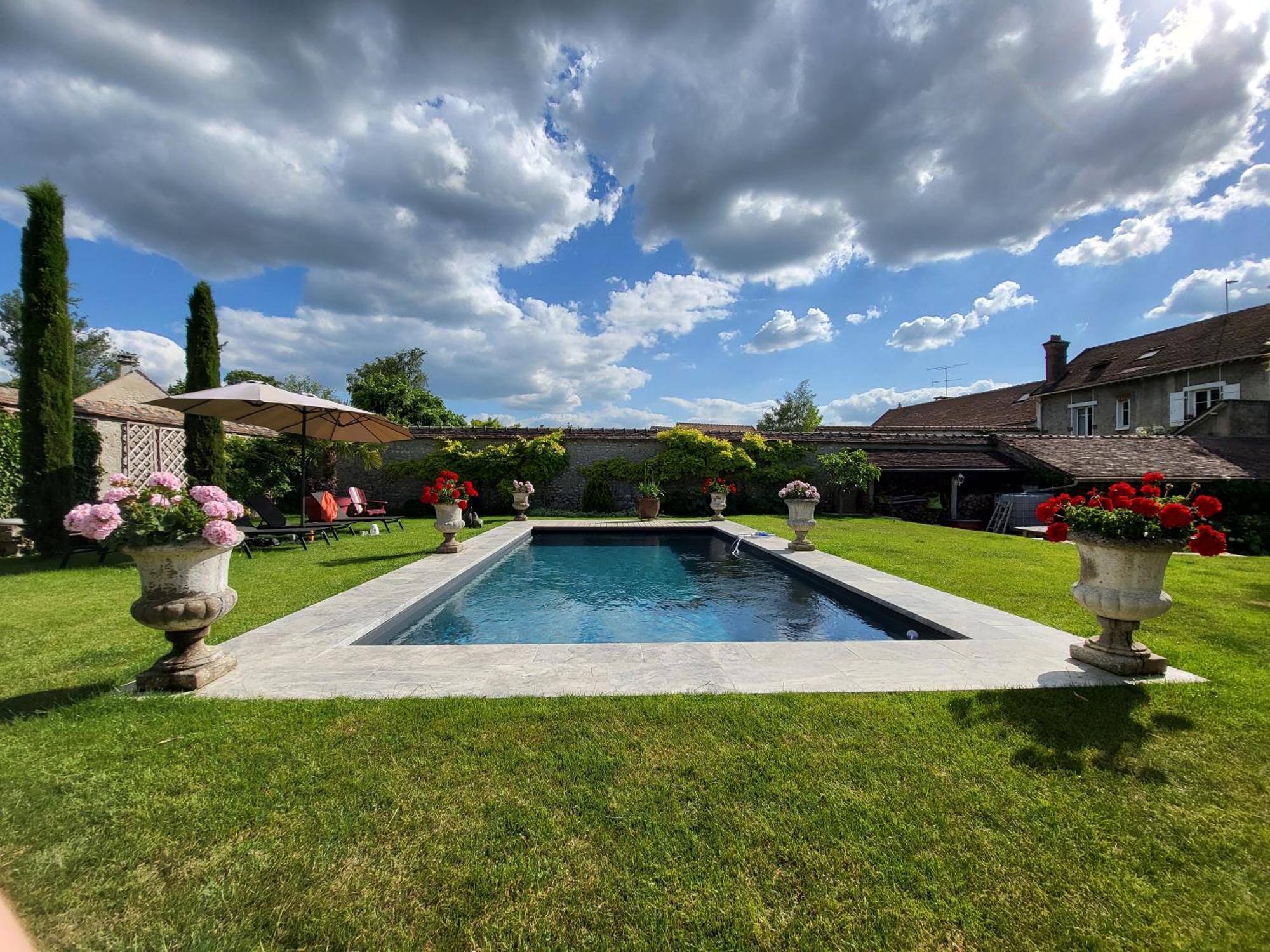 Les Glycines Bed & Breakfast Ury Екстериор снимка
