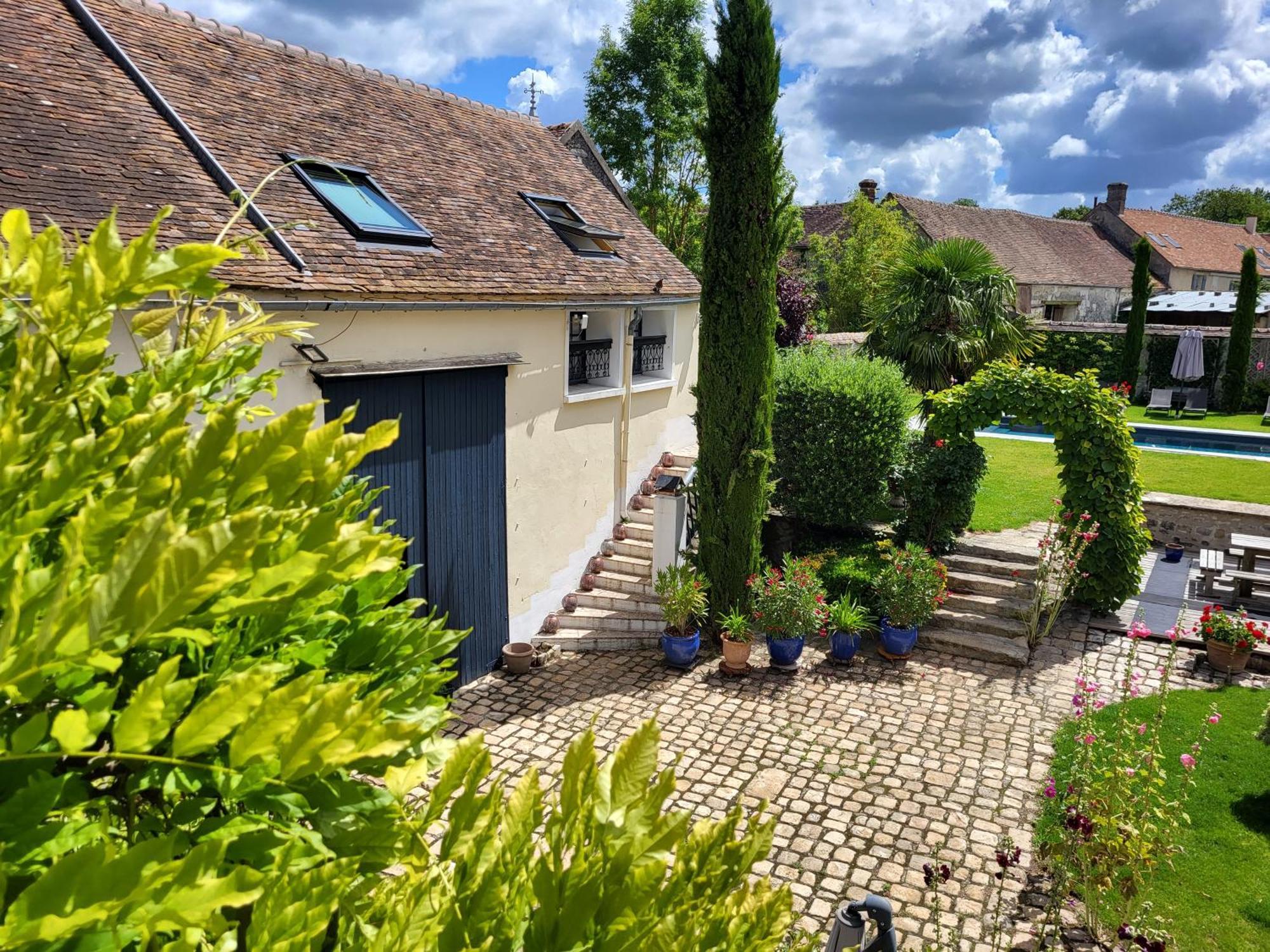 Les Glycines Bed & Breakfast Ury Екстериор снимка