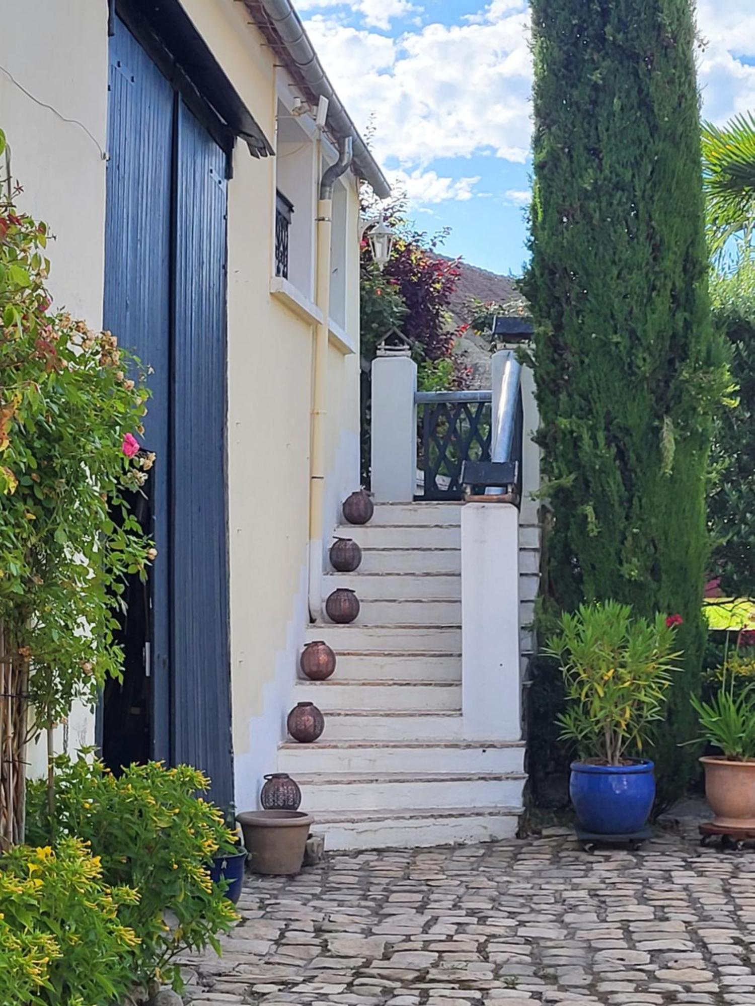 Les Glycines Bed & Breakfast Ury Екстериор снимка