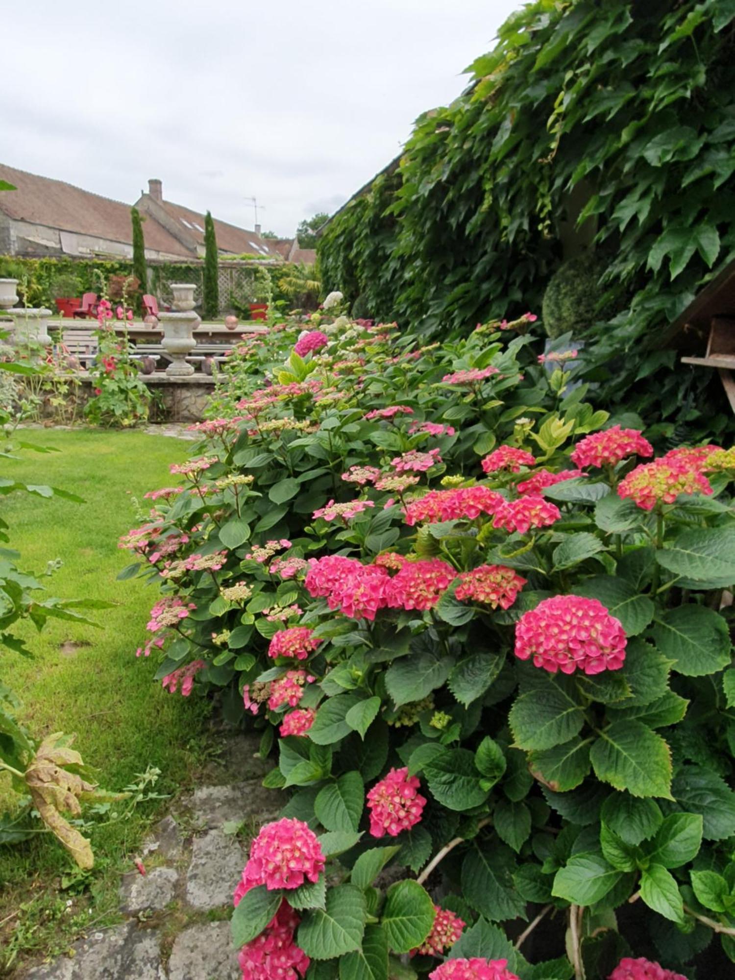 Les Glycines Bed & Breakfast Ury Екстериор снимка