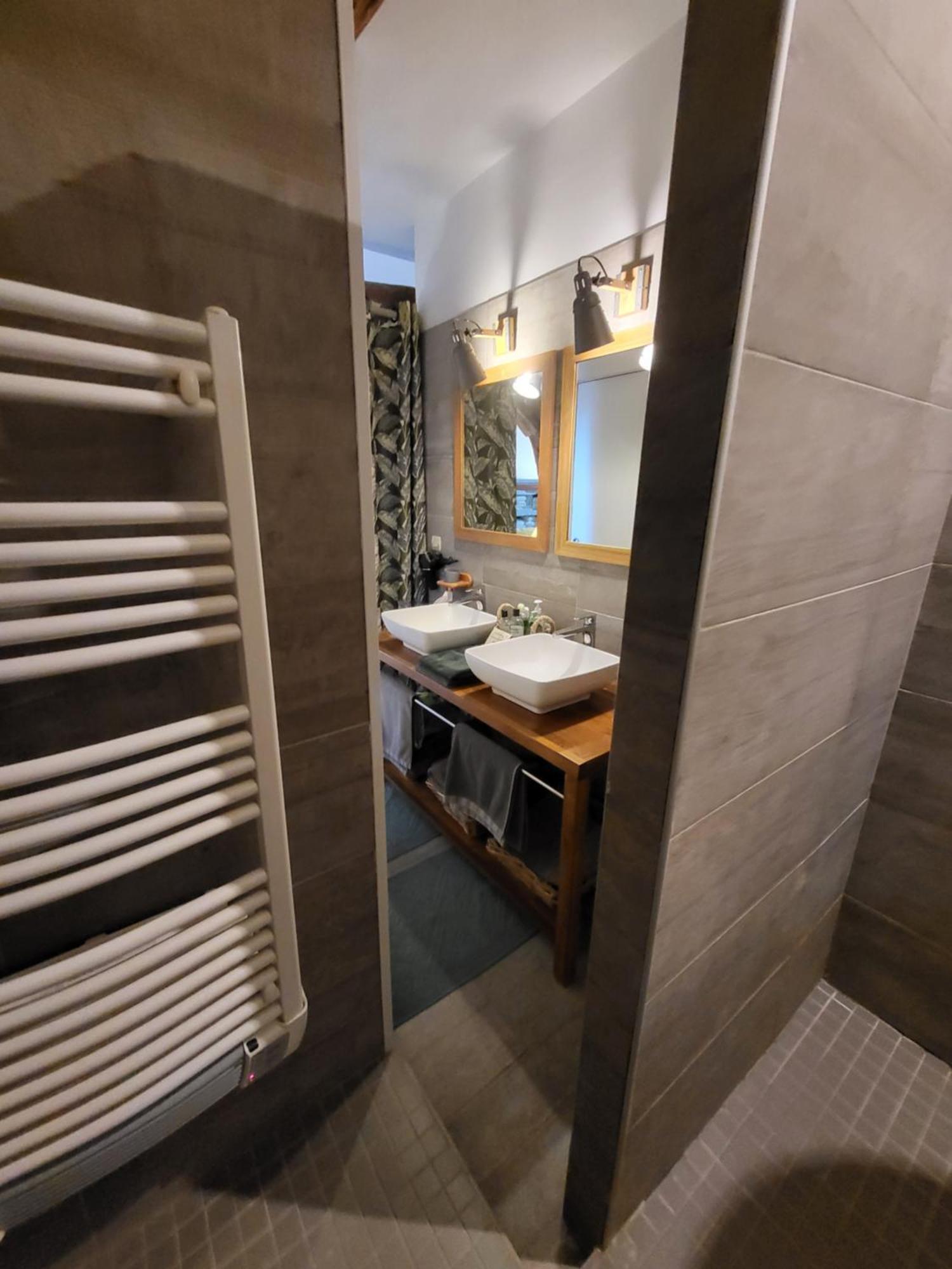 Les Glycines Bed & Breakfast Ury Екстериор снимка