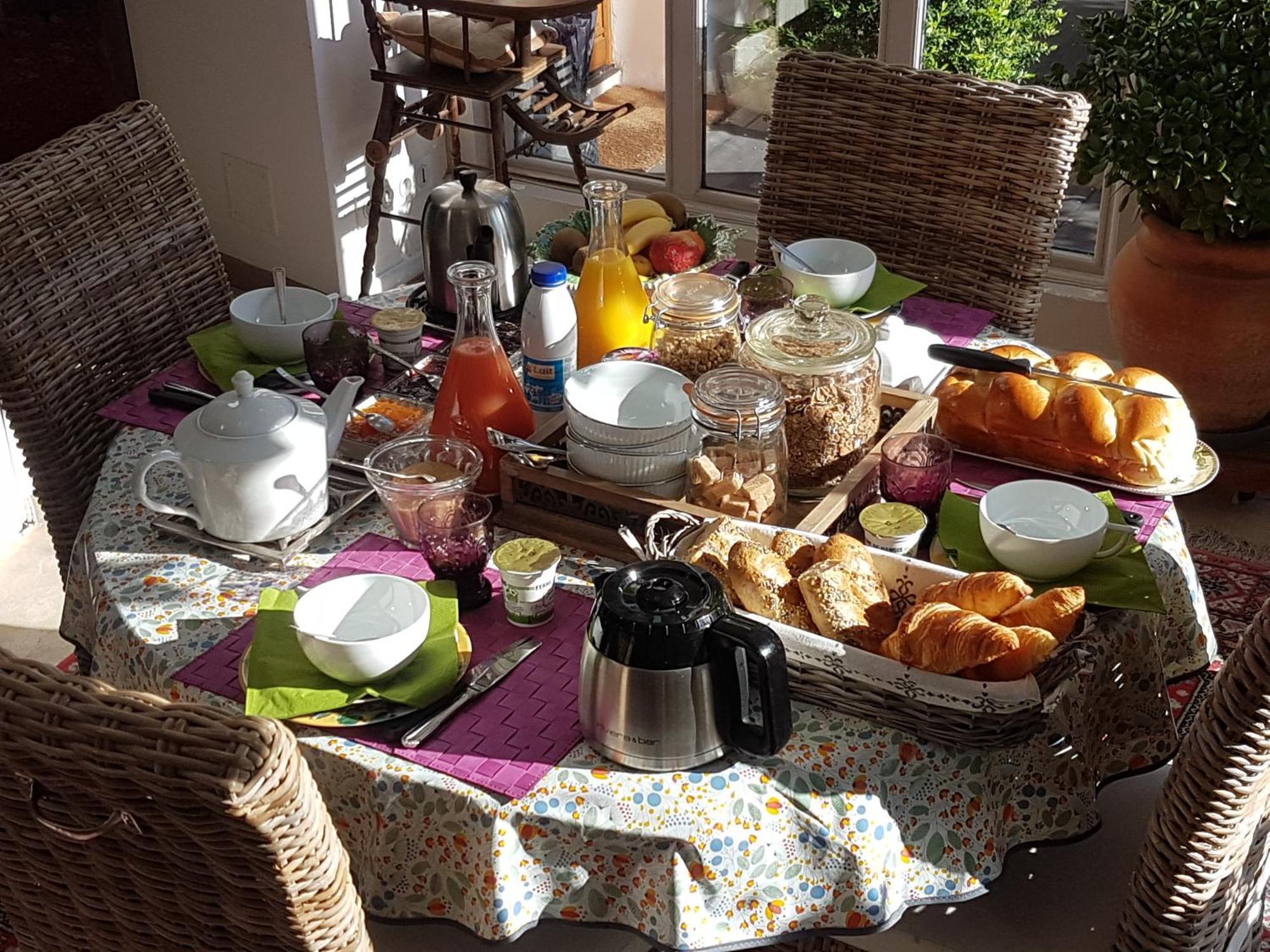 Les Glycines Bed & Breakfast Ury Екстериор снимка