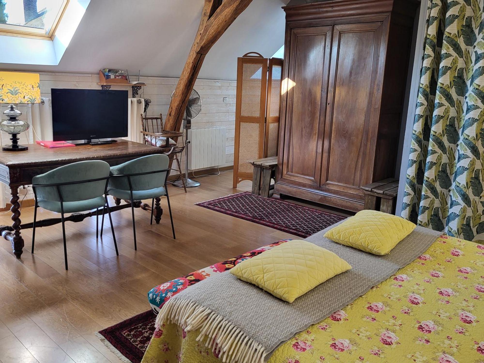 Les Glycines Bed & Breakfast Ury Екстериор снимка
