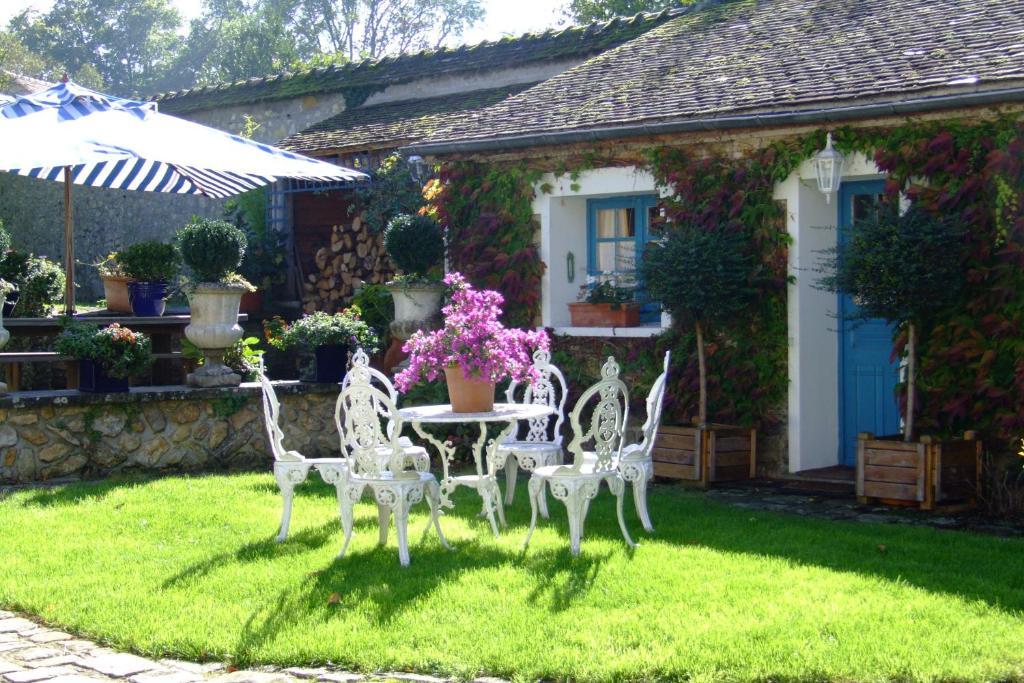 Les Glycines Bed & Breakfast Ury Екстериор снимка